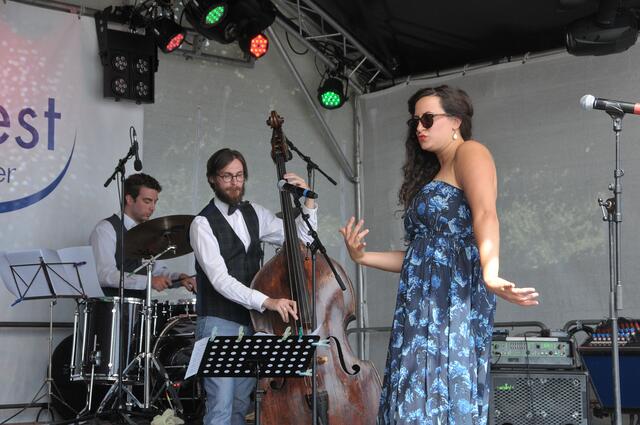 "The Stomping Sugar Group" auf der Bühne am Maschsee-Nordufer.