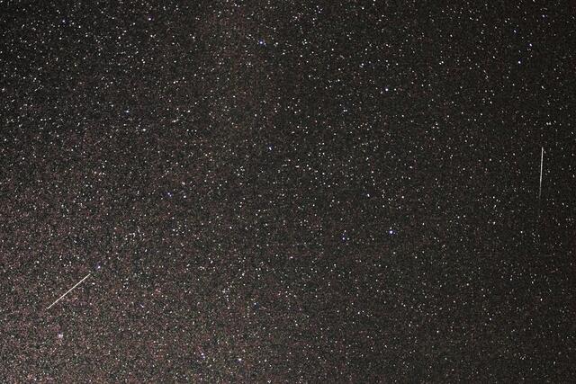 Die Sternschnuppen flogen wohl in allen Richtungen in der Erdatmosphäre umher. Wer mehr über Perseiden wissen will kann es bei Wikipedia gut nachlesen: https://de.wikipedia.org/wiki/Perseiden