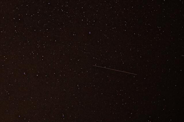 Bildausschnitt: sehr erdferne Sternschnuppe. Die Belichtung erfolgte wie bei den folgenden Bilderauschnitten mit 15 Sekunden. Bei längerer Belichtung wäre der Verlauf der Sternschnuppe über das ganze Bild zu sehen gewesen.