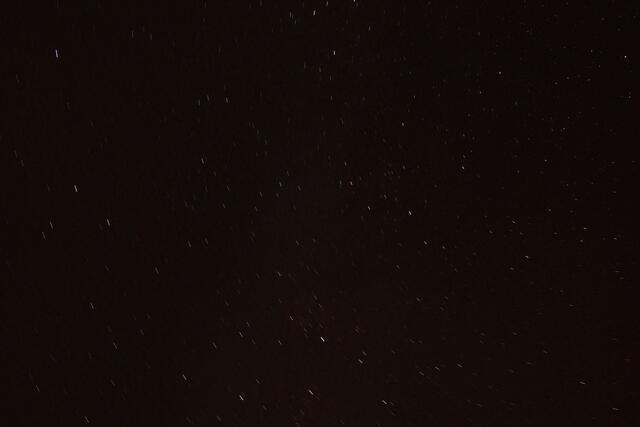 Nach der Montage der Kamera auf einem Stativ. Belichtung mit 185 Sekunden. Klar zu sehen: alle Sterne auf dem Bildausschnitt  drehen sich um die Erde!