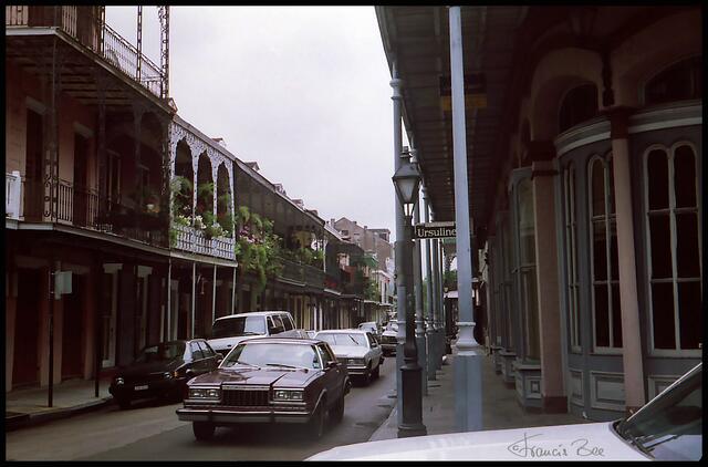 Autos drängen sich in der Ursuline St. in French Quarter