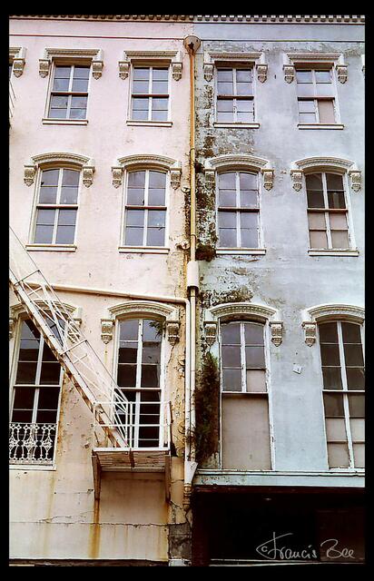 Marode Fassade mit Schimmelbelag