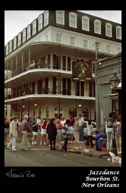 Boubon Street/Rue Bourbon mit schwarzen Tänzerkindern die auf der Straße zur Musik steppen