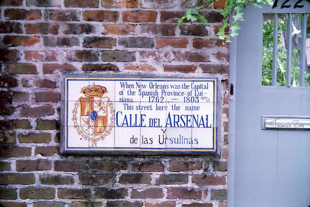 Geschichtsbewahrung auf einem Straßenschild aus Kacheln - typisch für das spanische Louisiana
