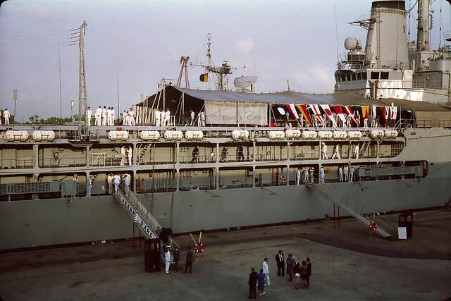 Helikopter-Träger 'Jeanne d'Arc' der französischen Marine im Hafen von New Orleans