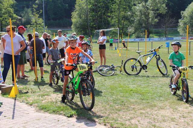 Die Radfahrer sammeln sich zum Jagdstart.