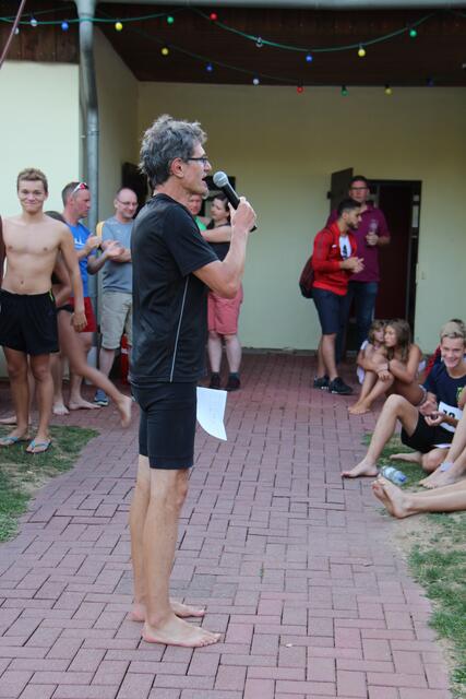 Gerhard Menkel, einer der beiden Vereinsvorsitzenden, beendet die Siegerehrung...