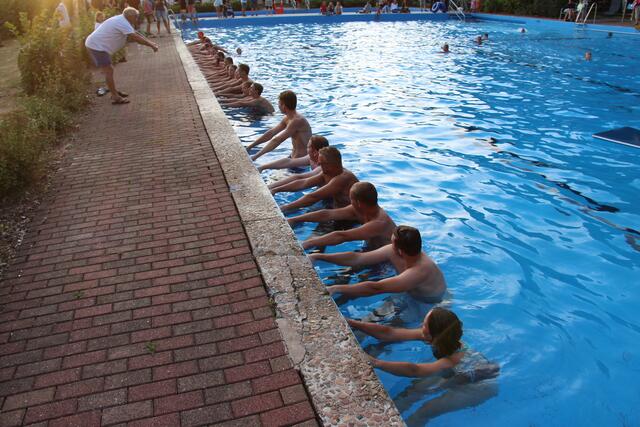 Spontane Einlage: das Wellenbad mit Dirigent Peter Hosse und Wogen, die über den Beckenrand rollen...