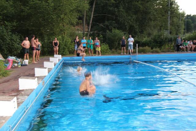 Dritte Disziplin: Arschbombenwettbewerb.