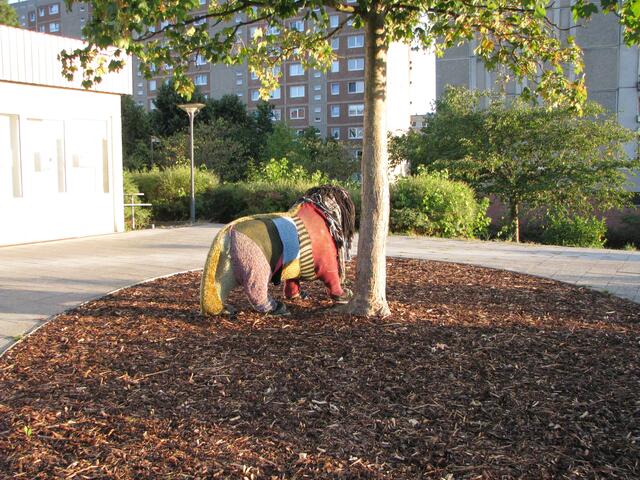 Weil es in Deuschland keine frierenden Kinder gibt wurde kurzerhand dieser Löwe eingekleidet. Den Sinn dieser schwachsinnigen Aktionen muss man nicht unbedingt verstehen.