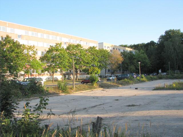 Hier in der Cottbuser Strasse soll ein neues Wohngebiet entstehen.Die Bäme wurden schon einmal gefällt. Der angrenzende Wohnblock wird möglichweise auch noch, zur Wohnungsmarktstabilisierung (!) abgerissen.