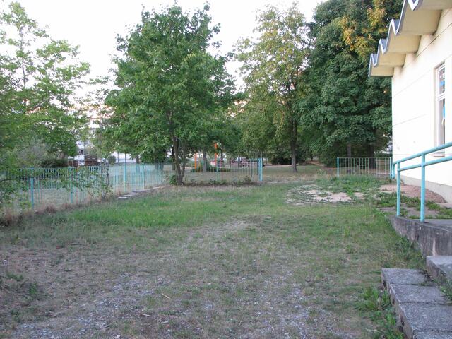 Hintereingang Deja Yu , weiter hinten die exklusive Garten Lounge.