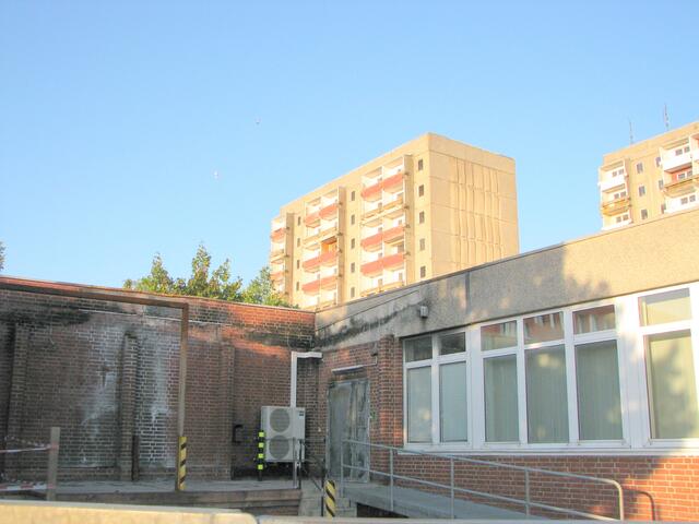 Die Poststelle noch mit Brandschaden die Hochhäuser im Hintergrund sollen abgerissen werden.
