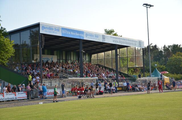 1600 Zuschauer fanden sich bei Sommerlichen Temperaturen im Herrenwaldstadion ein