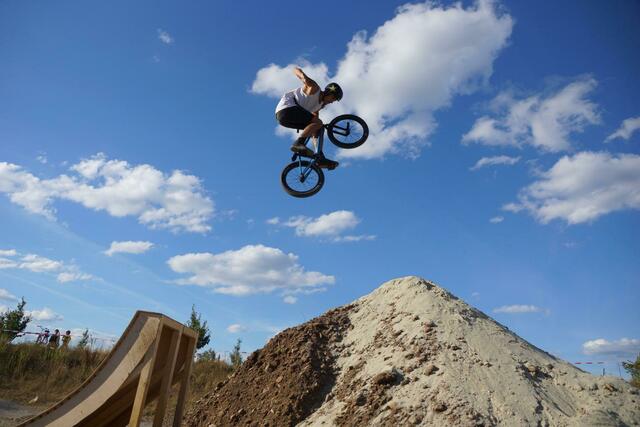 Chris Halbritter beim Sprung vom "King of Dirt"