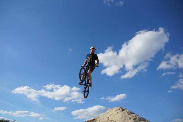 Jonas Lindermair beim Sprung vom "King of Dirt"