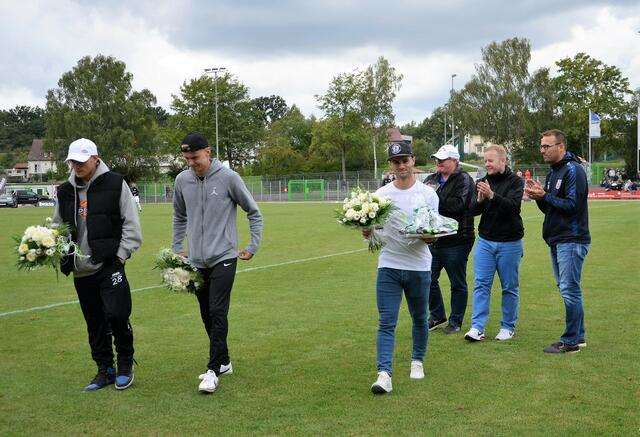 Verabschiedung von 3 Spielern der Eintracht in der Halbzeitpause