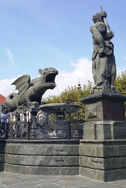 Lindwurm mit Herkules