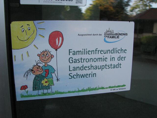 Steht am geschlossenen Eingang am Fernsehturm