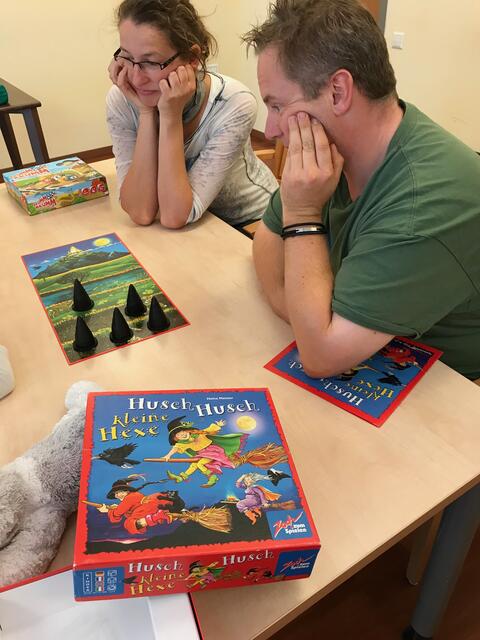 Grübeln beim Kinderspiel und Hundi schaut zu!