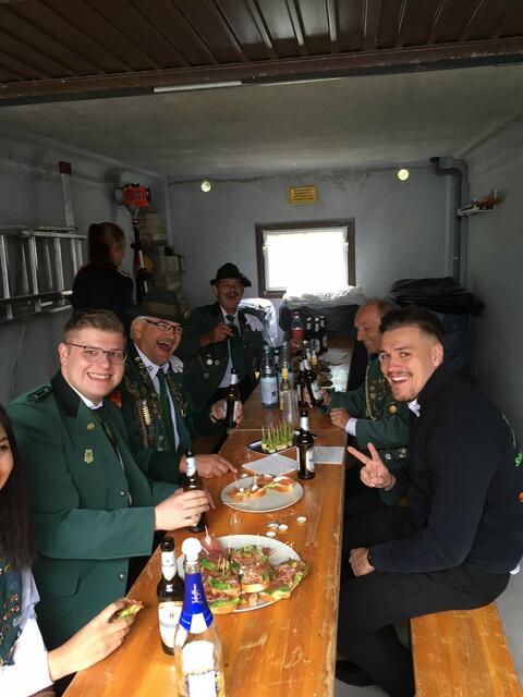 Verpflegungsaufnahme beim Schützenkönig