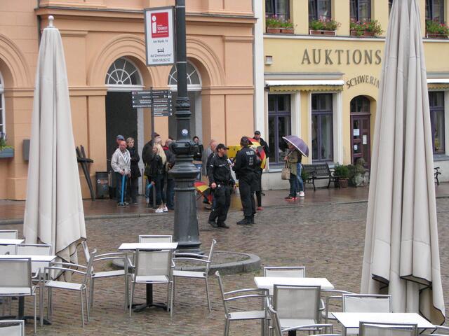 Gegen 18:50 Uhr fanden sich die ersten Teilnehmer zur Mahnwache ein.