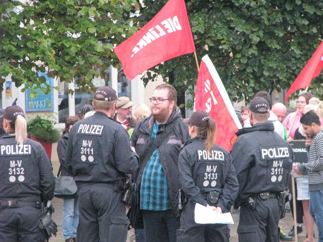 Der Anmelder der Gegendemo Herr Marco Rauch, Mitglied im Ortsbeirat Neu Zippendorf.(Partei Die Linke)