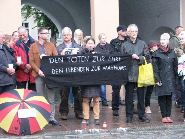 Teilnehmer der Mahnwache