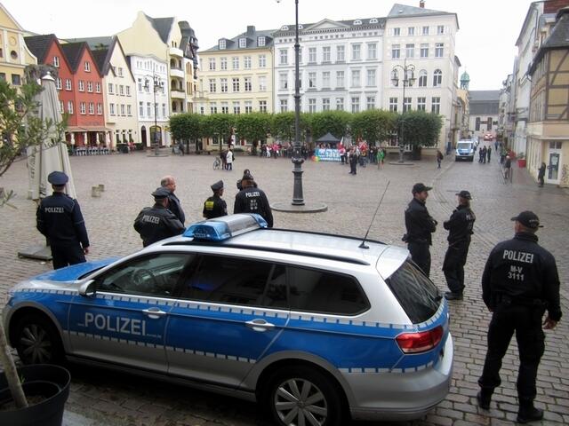 Die Polizei war für Schwerin mit starken Kräften vor Ort. Die Polizei erklärte den Markt zum öffentlichen Versammlungsort.Demzufolge sind Aufnahmen durch die Presse und die Veröffentlichungen hinzunehmen.