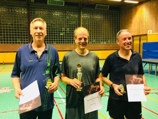 Die Sieger der Vereinsmeisterschaften 2018: in der Mitte Sieger Christian Dohm, rechts der Zweitplatzierte Jürgen Stoffel. Peter Heeren ganz links mit "Bronze".