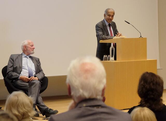 Kann da nur noch beten helfen? Weizsäcker und Latif sind sich einig, dass schnellstmöglich etwas geschehen muss. Ansonsten steuert die Menschheit auf den bekannten Abgrund zu. Politik und Wirtschaft sind gefordert. | Foto: Christel Wolter
