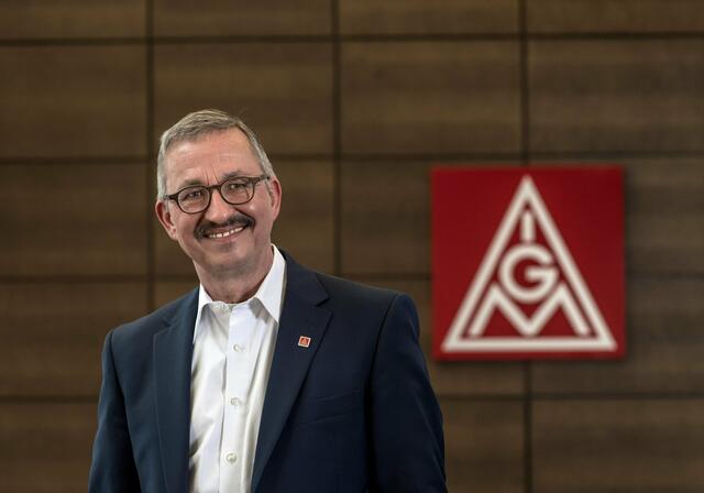 Wolfgang Lemb, Mitglied des geschäftsführenden Vorstandes der IG Metall, spricht auf einer Veranstaltung und der Kundgebung zum Antikriegstag in Bremen.