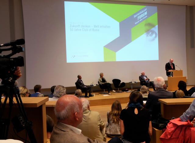 "Zukunft denken - Welt erhalten". Das ist an diesem Vortragsabend in Schloss Herrenhausen der Titel zum 50jährigen Bestehen des Club of Rome. | Foto: Christel Wolter