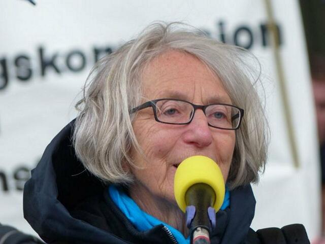 Barbara Heller vom Bremer Friedensforum moderiert die Kundgebung zum Antikriegstag in Bremen.