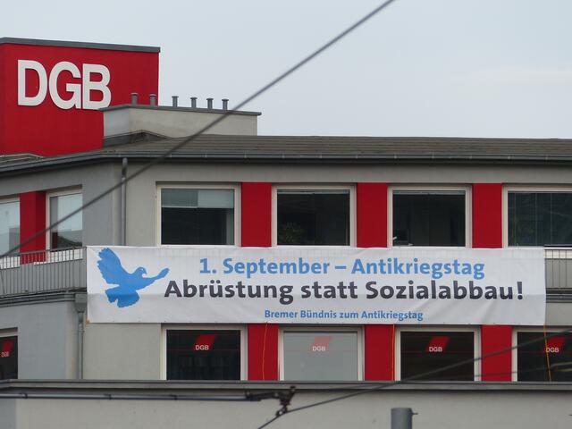 Ein Großtransparent mit dem Aufruf zum Antikriegstag hängt am Gewerkschaftshaus in Bremen.