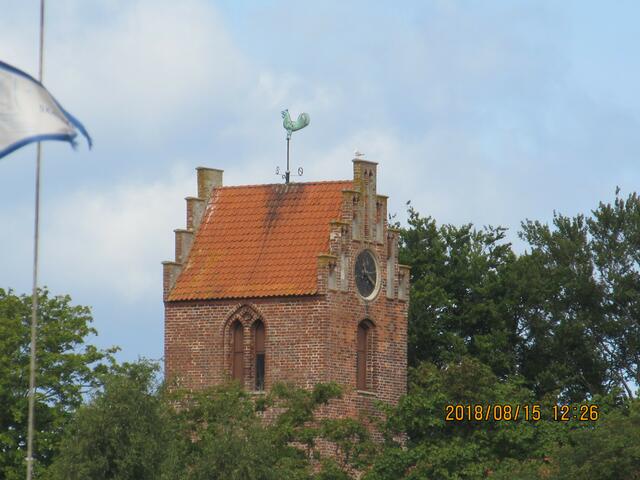 ...Kirche mit großem Hahn...