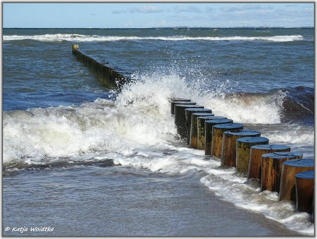 Brechende Ostseewellen am Strand von Heiligenhafen  | Foto: Katja Woidtke