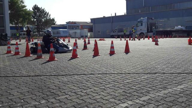 Der Sportleiter darf das Kart warm fahren