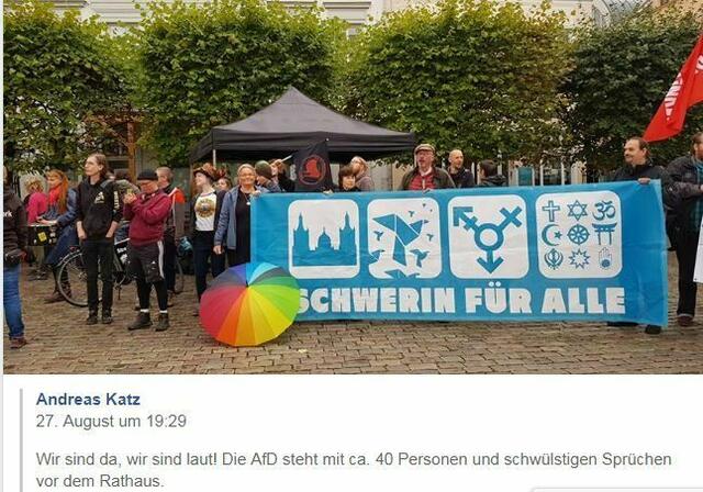 Der Ehemann von Frau Seemann-Katz , Herr Katz mit einem netten Kommentar. Frau Seemann-Katz links, (wo sonst) am Transparent.