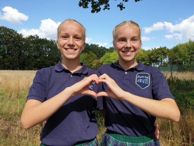 v.l.n.r  Merle und Amelie Fasch