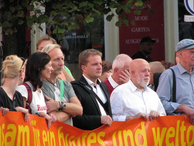 Der Bürgermeister hat zwar die Zeit sich auf dem Schweriner Markt zu präsentieren, aber um die die Müllberge kann oder will er sich nicht kümmern.