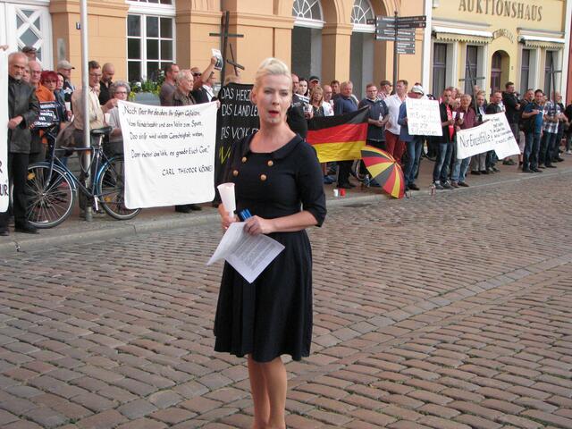 Die Verantwortliche der Mahnwache in Schwerin, Petra Federau.