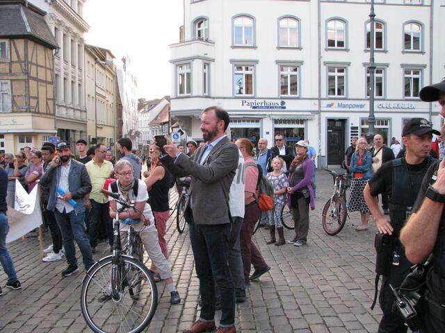 Herr Schröder vom NDR, ob er auf einer Kanonenkugel da war, werden wir erst morgen erfahren.