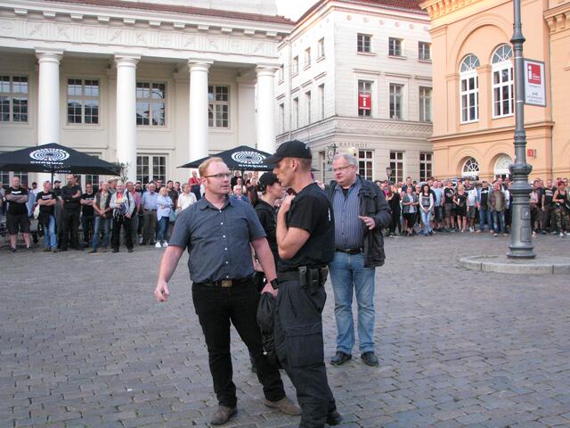 Herr Theissen links Rechts Herr Obereiner Bildmitte Polizist