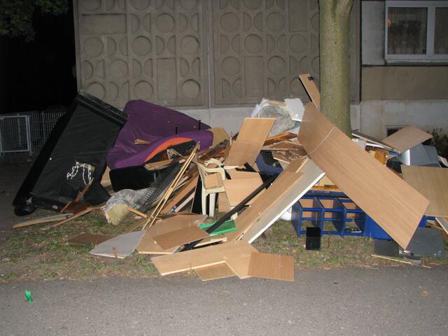 Derweil der Bürgermeister in der Innenstadt für Ordnung sorgt, stapelt liegt der Müll in Neu Zippendorf.