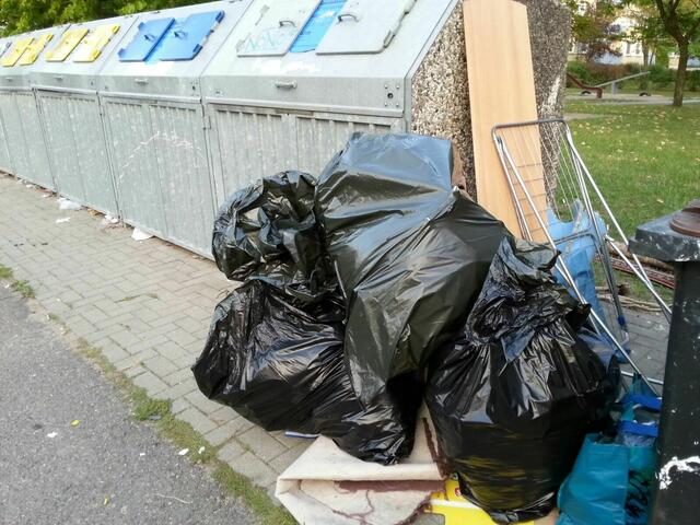 Anlieferung am Stellplatz für die Container, in einem silberfarbenen Golf SN- FJ XXX junger Mann ca. 30 Jahre.Inhalt Haushaltsmüll/ Sperrmüll