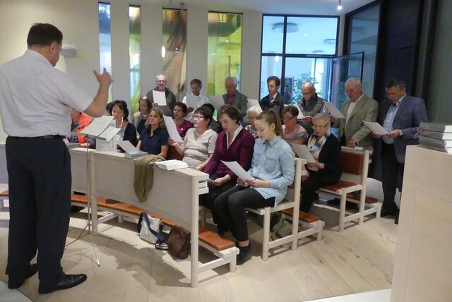 Der Ellgauer Kirchenchor unter der Regie von Konrad Eser gestaltete auch die feierliche Eucharistie. An der Orgel saß Elke Eser.