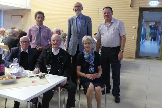 Der Jubilar und seine Pfarrhausfrau Maria Brugmoser freuen sich über Dekan i. R. Karl Kraus (links) und stehend v.l.n.r. Kirchenpfleger Martin Koch (Ellgau), Dr. Hans Frei, ehemaliger Bezirksheimatpfleger und Kirchenchorleiter Konrad Eser, der auch die weltliche Feier moderierte.