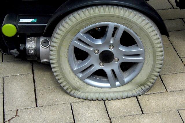 das Pech eines E-Rollstuhlfahrers