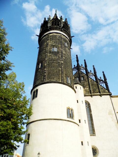 Schlosskirche mit der Inschrift in der Kuppel